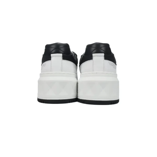 Valentino Garavani ONE STUD Low-Top Sneaker Black and white