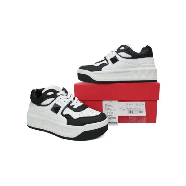 Valentino Garavani ONE STUD Low-Top Sneaker Black and white