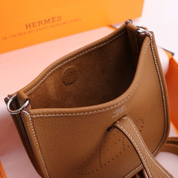 4053885f093a7dbc35d83fbc2c4e8011 Hermes Evelyne 16