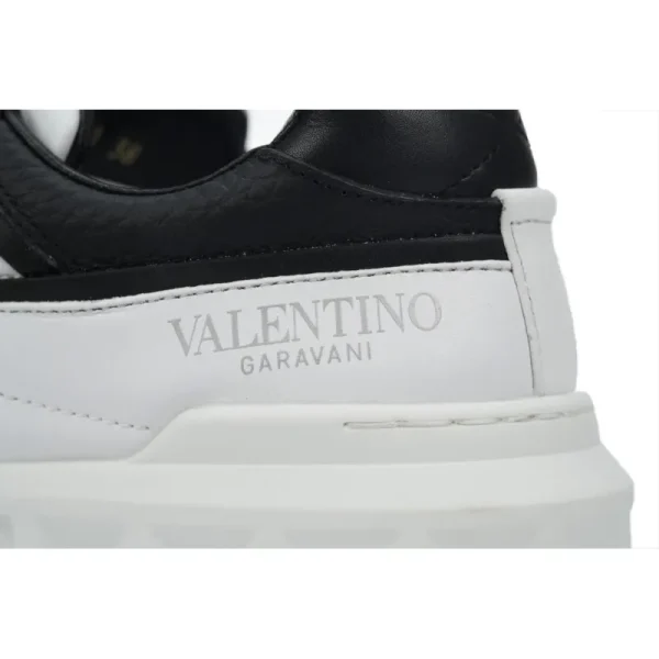 Valentino Garavani ONE STUD Low-Top Sneaker Black and white